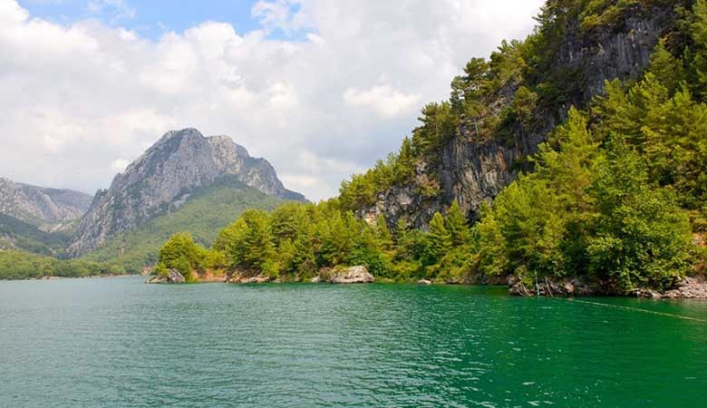 Make memories that will last by observing some breathtaking views over the area from the boat while immersing yourself in the majestic beauty of Green Lake.