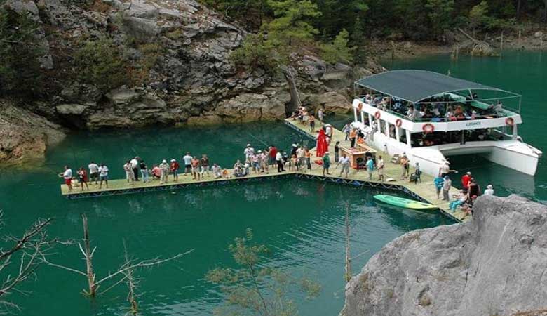 Make memories that will last by observing some breathtaking views over the area from the boat while immersing yourself in the majestic beauty of Green Lake.